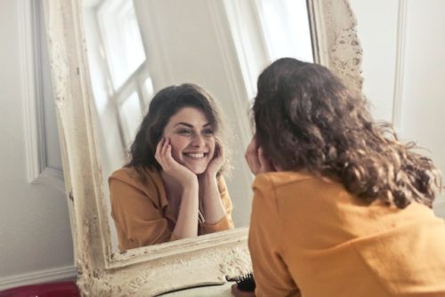 narcissist looking in mirror